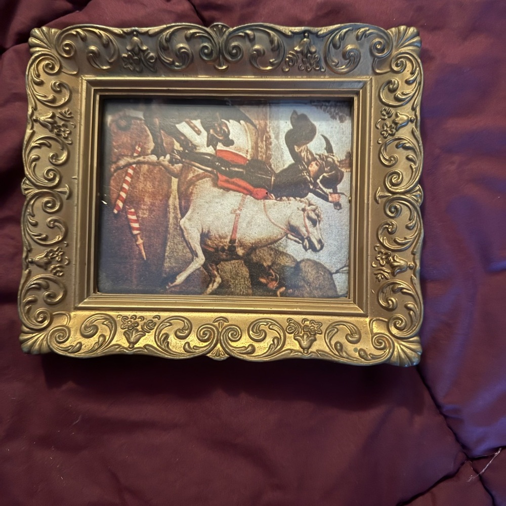 Vintage-Inspired Gold Picture Frame with Ornate Detailing